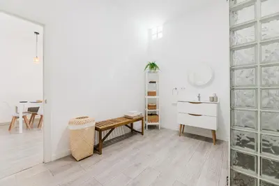a white room with a bench and a table at Hogar con encanto a 10 min del centro de Valencia in Valencia
