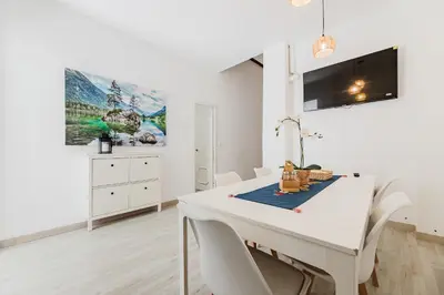 a white dining room with a white table and chairs at Hogar con encanto a 10 min del centro de Valencia in Valencia