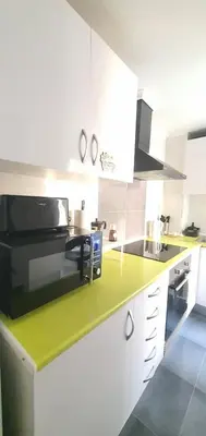 a kitchen with white cabinets and a green counter top at Céntricas, Tranquilas y Acogedoras Habitaciones de Matrimonio en Vivienda Compartida in Valencia