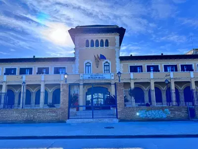 a large building with a fence in front of it at Habitación privada con baño privado I in Valencia