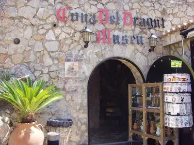 a store with a sign on a stone wall at Apartamento Cabañal in Cullera