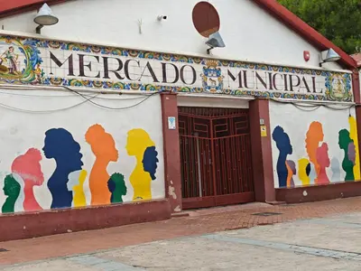 a building with a mural on the side of it at Habitación Manises Aeropuerto in Manises