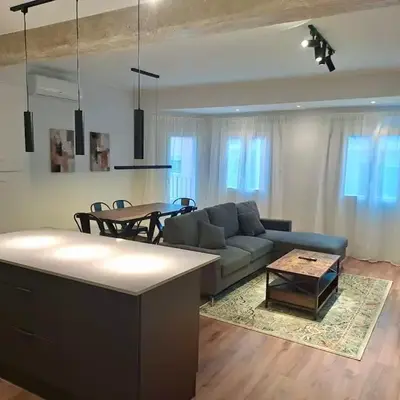 Amazing bright and recently remodeled apartment