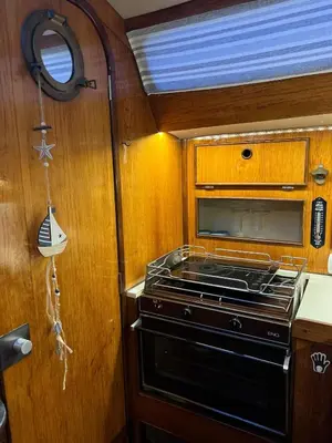 a kitchen with a stove and a window in it at Unique Experience in Sailboat! In The 4 Seasons!! B shi in Valencia