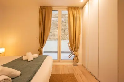 a bedroom with a bed and a window at Apartamento Familiar En Valencia Centro - Plaza Ayuntamiento in Valencia