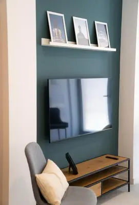 a living room with a mirror and a chair at Hermoso apartamento en Nazaret in Valencia