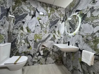 a bathroom with a toilet and a sink at El Jardín de Darío in Valencia