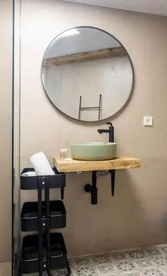 a bathroom with a sink and a mirror at increible ubicación in Valencia