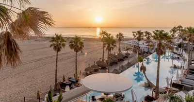 an aerial view of a resort with a pool and the beach at Duplex-Port-Valencia in Valencia
