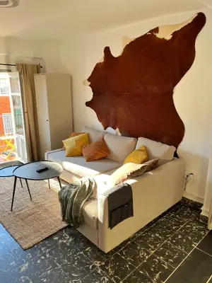 a living room with a couch and a table at Habitación geniale cerca de Russafa in Valencia