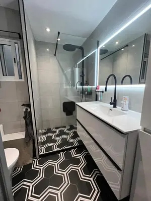a bathroom with a sink and a toilet and a mirror at Habitación geniale cerca de Russafa in Valencia