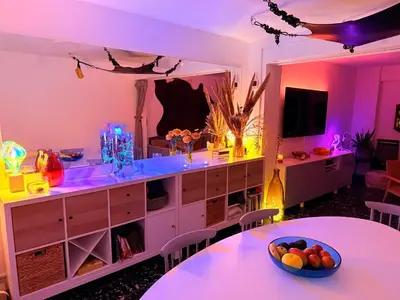 a room with a table with a bowl of fruit on it at Habitación geniale cerca de Russafa in Valencia