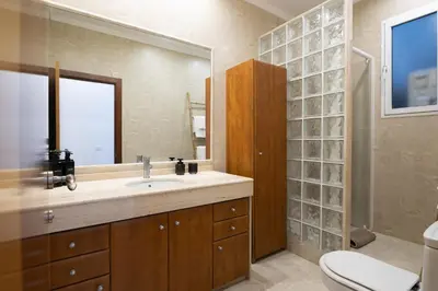 a bathroom with a sink and a mirror and a toilet at Alojamiento Centrico para 6 Personas in Valencia
