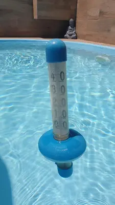 a thermometer in the water in a swimming pool at Adosado acogedor en la Cañada con piscina privada in Partida de La Cañada