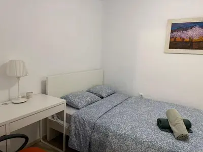 a small bedroom with a bed and a desk at Precioso piso acerca de Estación Joaquín Sorolla in Valencia