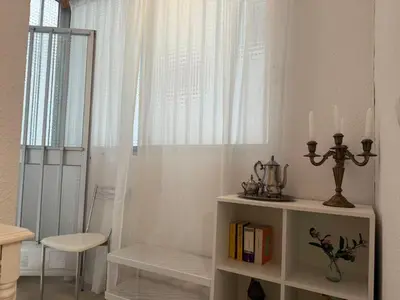 a room with a window and a shelf with books at Precioso piso acerca de Estación Joaquín Sorolla in Valencia