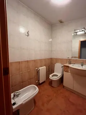 a bathroom with a toilet and a sink at Casa familiar 3 dormitorios Jardín Piscina Barbacoa Zona de entrenamiento in Bétera
