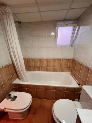a bathroom with a toilet and a bath tub at Casa familiar 3 dormitorios Jardín Piscina Barbacoa Zona de entrenamiento in Bétera