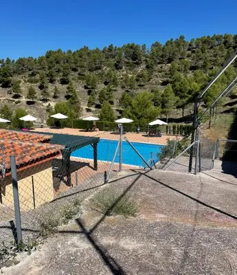 a swimming pool with umbrellas and a resort at Villa punta RJ in Pavías