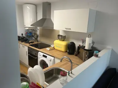 a kitchen with a sink and a washing machine at Canet al Mar Luxe y Confort-Pet Friendly in Canet de Berenguer
