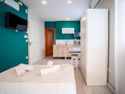 a bedroom with a green accent wall and a bed at Apartment Ruzafa Market 8A in Valencia