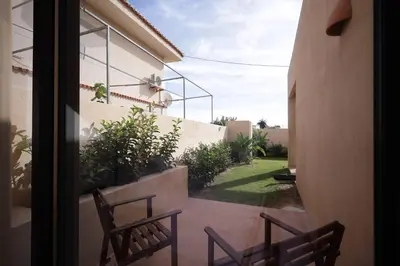 a balcony with two chairs and a view of a yard at Casa unifamiliar con jardín en la playa in Mareny Blau