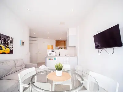 a living room with a glass table and a couch at Tu Apartamento En El Centro-Ruzafa 9D in Valencia