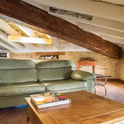 Ático Exclusivo del Siglo XVI con Terraza Privada en el Corazón de Ciutat Vella
