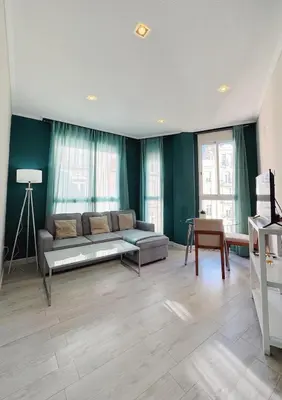a living room with a couch and a table at Tu Apartamento En El Centro - Ruzafa 8D in Valencia