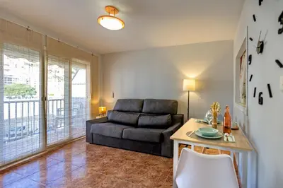 a living room with a couch and a table at A pié de playa Rincón acogedor Amanecer in Cullera