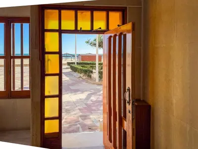 an open door with a view of the beach at A pié de playa Rincón acogedor Amanecer in Cullera