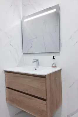 a bathroom with a sink and a mirror at Encantador Apartamento de Lujo en Valencia 3 Dormitorios in Paterna