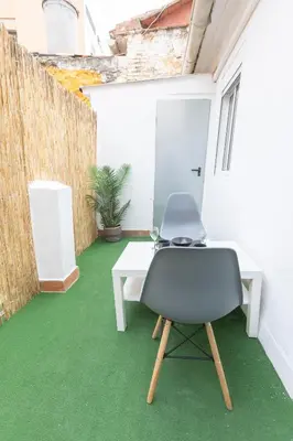 a white desk and a chair on a green floor at Encantador Apartamento de Lujo en Valencia 3 Dormitorios in Paterna