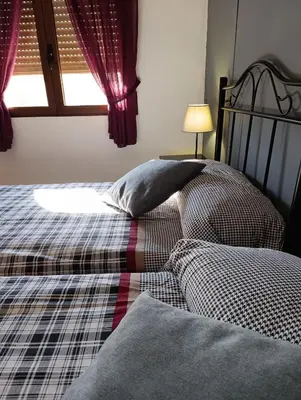 a mirror on a wall with a bed in a room at Apartamento Rural La Plaza Vieja in Viver