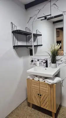 a bathroom with a sink and a mirror at Impresionante Apartamento Industrial wifi gratis hasta 4 os encantará in Valencia