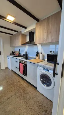 a kitchen with a washing machine and a stove at Impresionante Apartamento Industrial wifi gratis hasta 4 os encantará in Valencia