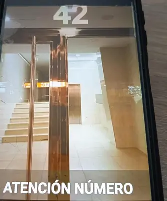 a window with the expiration number of an elevator at Alquilo habitación 24 euros por noche Super Top in Valencia