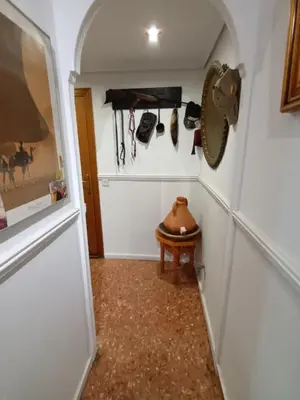 a hallway with a door and a table in a room at Alquilo habitación 24 euros por noche Super Top in Valencia