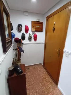 a room with a door and some hats on the wall at Alquilo habitación 24 euros por noche Super Top in Valencia