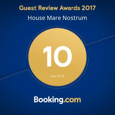 a yellow circle with the number ten on a blue background at House Mare Nostrum in Moncófar