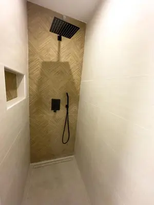a bathroom with a shower with a shower head at Apartamento bajo acogedor, moderno, cerca del Mar in Valencia