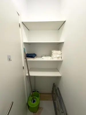 a closet with a broom and a green mop at Apartamento bajo acogedor, moderno, cerca del Mar in Valencia