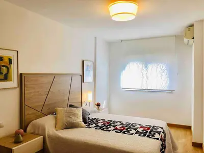 a bedroom with a bed and a window at Apartamento cerca de playa y Ciudad de Ciencias in Valencia