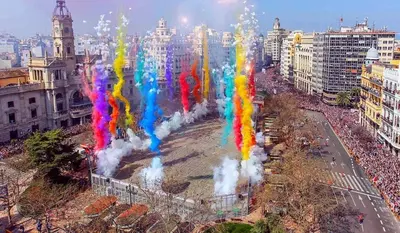 an aerial view of a crowd of people celebrating a festival at Apartamento cerca de playa y Ciudad de Ciencias in Valencia