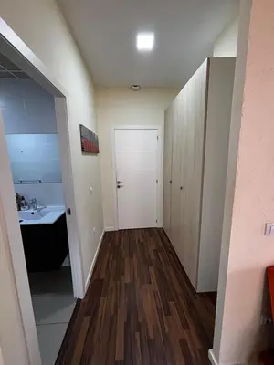 a hallway with a sink and a door to a bathroom at Moderno Apartamento Cerca del Centro y la Playa in Valencia