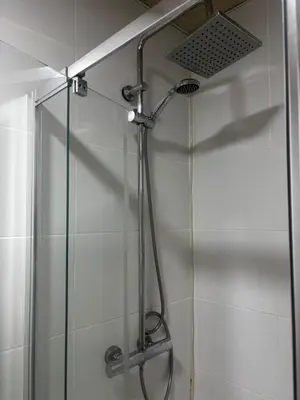 a shower with a glass door in a bathroom at Moderno Apartamento Cerca del Centro y la Playa in Valencia