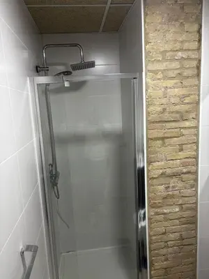 a shower with a glass door in a bathroom at Moderno Apartamento Cerca del Centro y la Playa in Valencia