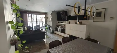 a living room with a table and a dining room at Sientete como en casa in Sedaví