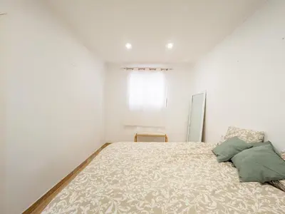 a bedroom with a large bed with green pillows at Vivienda junto al Mercado Central in Valencia