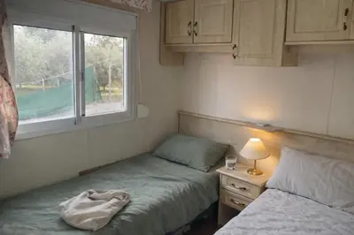 two beds in a small room with a window at A place where nothing is expected in Náquera